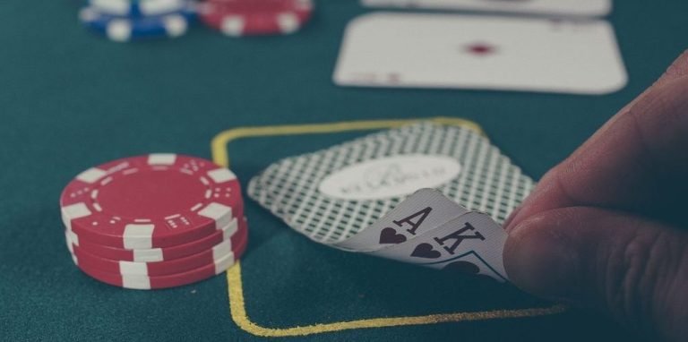 Antarmuka aplikasi mobile bungatoto menampilkan slot games dan kasino langsung