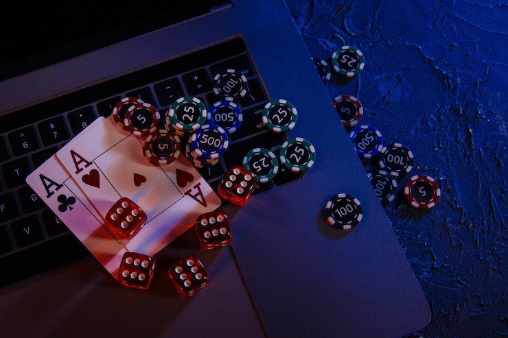 Dealer profesional Sic Bo bungatoto melakukan pengocokkan dadu di live studio